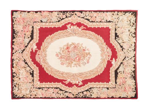 291 - <p><span class="object_title">Alfombra de estilo Aubusson en "petit point" con decoración de óvalo central de flores con perímetro de guirnalda de laurel sobre campo beige y cenefa floral sobre campo negro. </span><br></p>