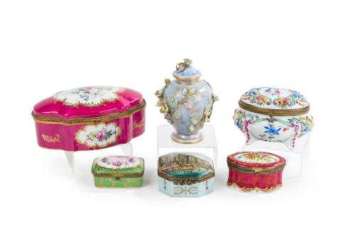 Lote en porcelana europea formado por cinco cajitas y un ja