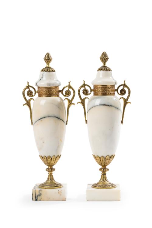 294 - <p><span class="object_title">Pareja de jarrones en marmol blanco veteado con monturas en bronce dorado. Asas en forma de tornapunta vegetal y remate de piña. </span><br></p>