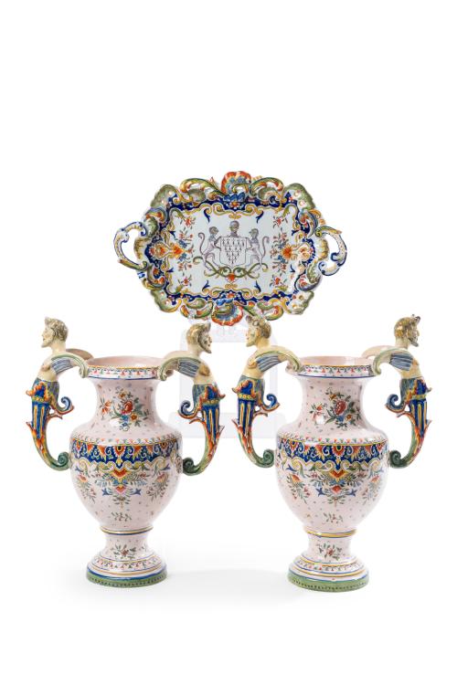 426 - <p><span class="object_title">Lote en cerámica francesa formado por pareja de jarrones de Rouen con decoración esmaltada y policromada de motivos vegetales y florales, asas en forma de centauro; y bandeja rectangular con asas (una consolidada) de Guérande con motivos de hojas de acanto, volutas y tornapuntas.</span><br></p>