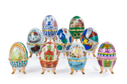 298   -  <p><span class="object_title">Lote formado por nueve huevos de Pascua en porcelana francesa policromada, S. XX. </span><br></p>