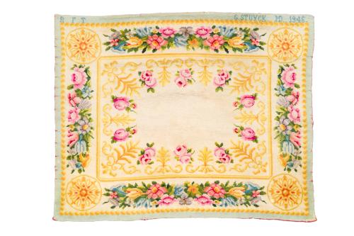 145   -  <p><span class="object_title">Alfombra en lana española con decoración de guirnaldas florales y rosas sobre campo beige. Firmada R.F.T, G. Stuyck, y fechada en 1946.</span><br></p>