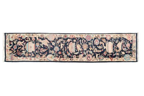 151   -  <p><span class="object_title">Original alfombra oriental de pasillo con decoración de ánforas, motivos zoomorfos y vegetales sobre campo azul marino. Firmada. </span><br></p>