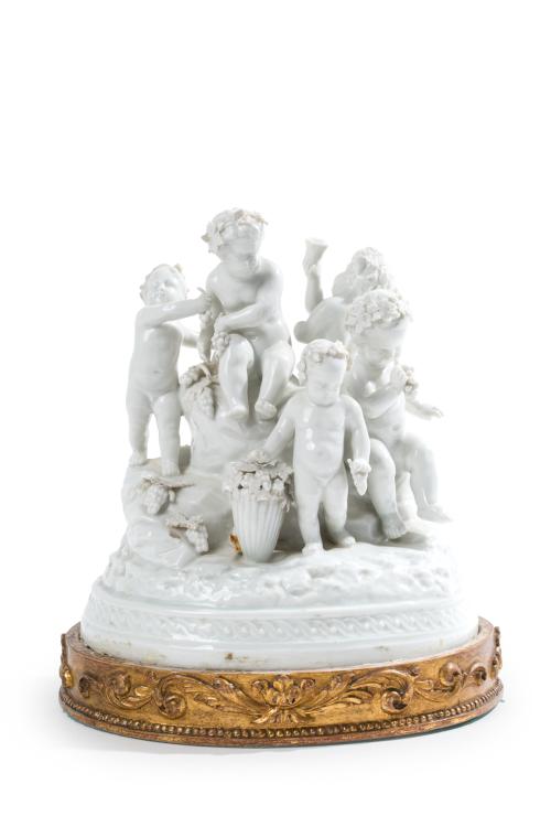 142 - <p><span class="object_title">"Bacanal"<br/>Grupo escultórico en porcelana vidriada siguiendo modelos de Sèvres.</span><br></p>