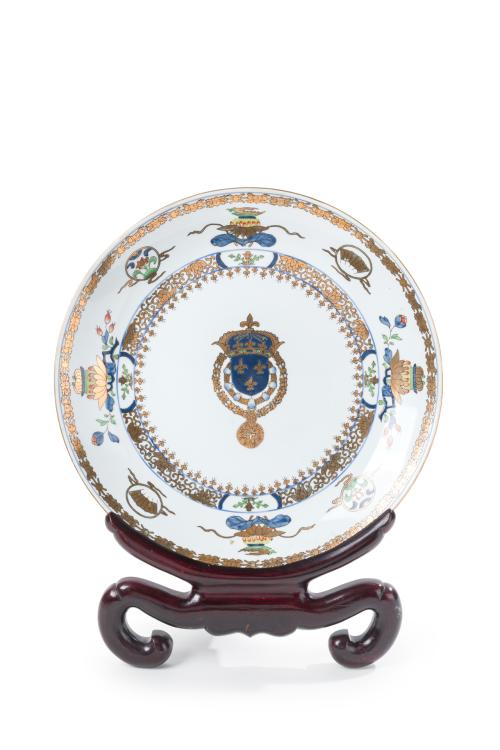 31 - <p><span class="object_title">Gran plato blasonado en porcelana siguiendo modelos de Compañía de Indias.</span><br></p>