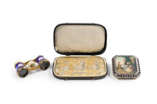 339 - <p><span class="object_title">Lote para dama del siglo XIX. Formado por: tapas de carnet de baile finalmente grabadas con paisaje de danza y corona noble extranjera (en su estuche); anteojos en porcelana y metal; y polvera en plata de ley 800, dorada y en su color, con tapa decorada con escena campestre firmada y parte trasera bellamente repujada. </span><br></p>