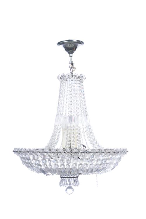 217 - <p><span class="object_title">Pareja de lámparas tipo plafón en cristal tallado con decoración de cuentas, prismas facetados y remate de esferas. Perímetro de flores.<br/></span><br></p>