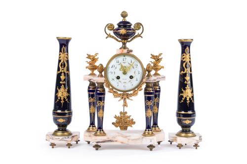 254 - <p><span class="object_title">Reloj de sobremesa con guarnición de candeleros en porcelana tipo Sèvres azul cobalto con detalles en dorado. Monturas en bronce dorado. Francia, Ppios S. XX. </span><br></p>