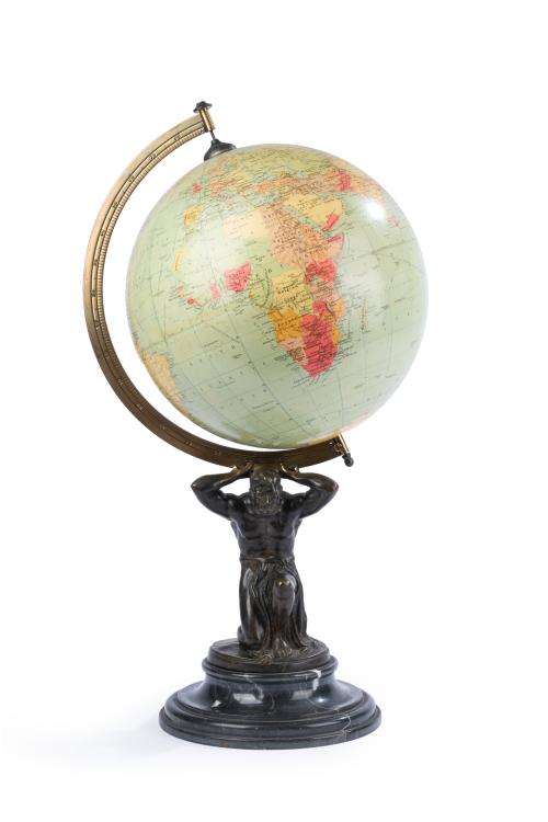 365 - <p><span class="object_title">Globo terraqueo sostenido por la figura de Atlas en bronce pavonado. </span><br></p>