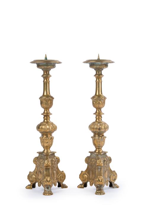 113 - <p><span class="object_title">Pareja de hacheros en bronce dorado, med. S. XX. </span><br></p>