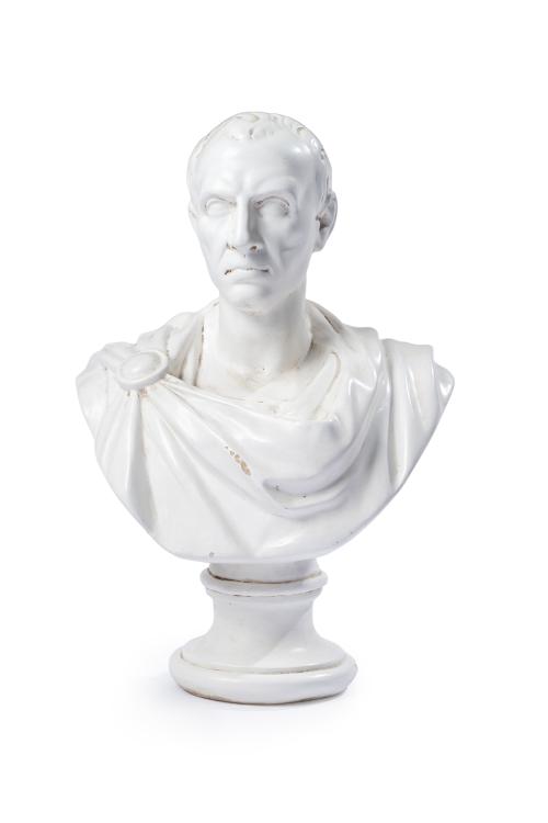 Busto de emperador romano togado en resina. 