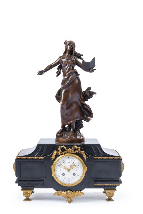 364 - <p><span class="object_title">Reloj de sobremesa con escultura segurn Auguste Moreau en calamina, Francia C. 1900. </span><br></p>