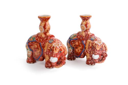 38 - <p><span class="object_title">Original pareja de candeleros en forma de elefantes en porcelana china con decoración esmaltada de motivos florales y dragones. </span><br></p>
