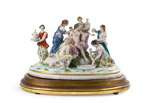 162 - <p><span class="object_title">"Apolo y las ninfas"<br/>Gran grupo en porcelana esmaltada de Capodimonte. Con marcas.</span><br></p>