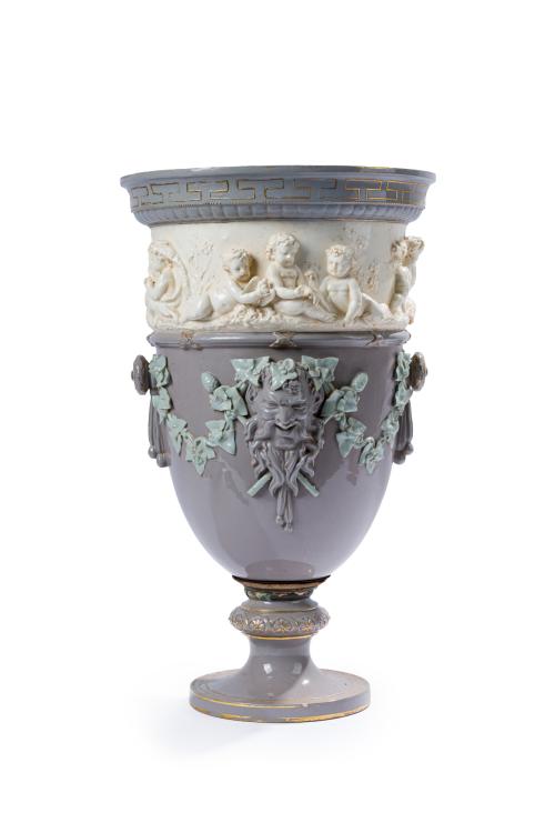 23 - <p><span class="object_title">Copa clásica en cerámica italiana con friso con putti, guirnaldas de hojas y mascarones de fauno. C. 1900. </span><br></p>