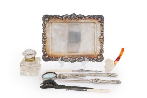 Lote para caballero formado por tintero en cristal tallado,