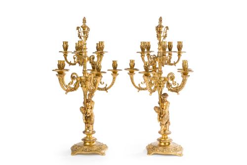 200 - <p><span class="object_title">Gran pareja de candelabros de 10 luces en bronce dorado con fuste de faunos, brazos vegetales y base circular decorada con acantos. Remates de antorchas.</span><br></p>