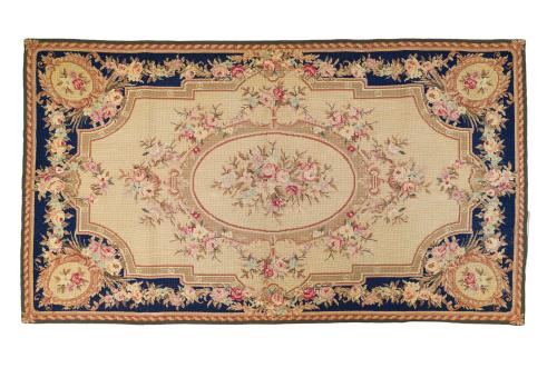 Alfombra en petit point siguiendo diseño Savonnerie. Sobr