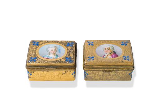 1204   -  <p><span class="object_title">Lote de dos cajas de rapé en porcelana esmaltada y vidriada, Francia, ppios S.XX<br/>Recubierta por montura en dorado con retratos de Luis XV y Maria Antonieta en medallón. <br/></span><br></p>