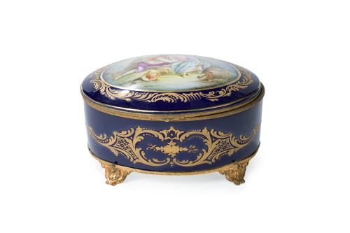 395   -  <p><span class="object_title">Caja francesa en porcelana "bleu du roi"  estilo Sèvres, S. XX<br/>Con decoración esmaltada y vidriada de escena galante en medallón. Montura en bronce dorado.</span><br></p>