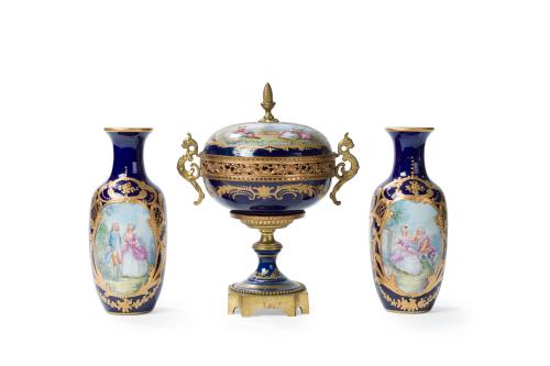 Lote de dos jarroncitos y copa en porcelana tipo Sèvres, Fr