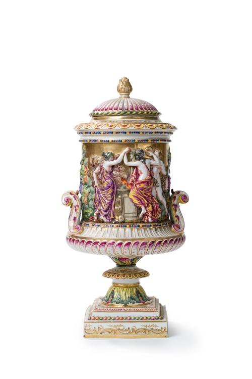 219 - <p><span class="object_title">Copa con tapa en porcelana de Capodimonte, ppios, S. XX<br/>Con decoración esmaltada, vidriada y dorada de escena de bacanal.</span><br></p>