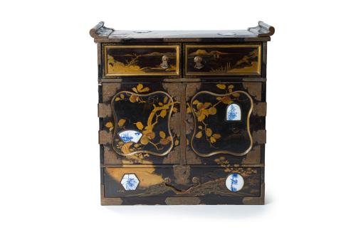 Cabinet joyero japonés en metal lacado en negro con paisaje