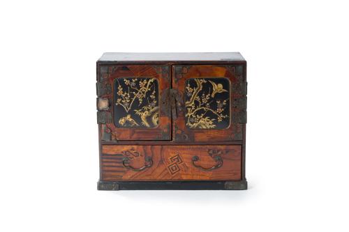 Cabinet joyero japonés en madera lacada con motivos vegetal