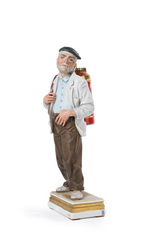 ALGORA, ESPAÑA, S. XX"El barquillero"Figura en biscuit 