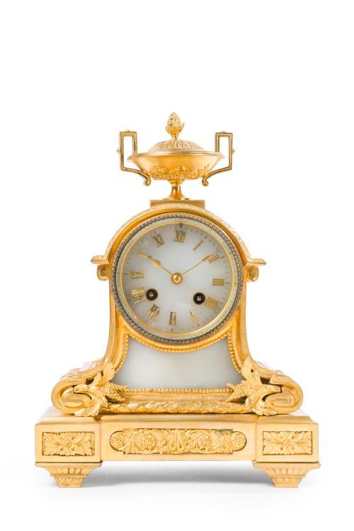 Pequeño reloj de sobremesa en bronce dorado y placas de óni