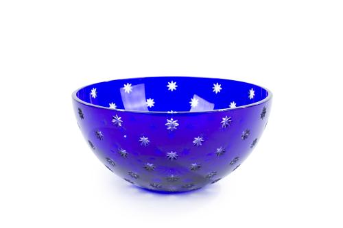 145 - <p><span class="object_title">"FABERGÉ" Colección Imperial. S. XX.<br/>Cuenco en cristal incoloro y azul cobalto moldeado y tallado a rueda con decoración de estrellas. <br/>En su estuche original. <br/></span><br></p>