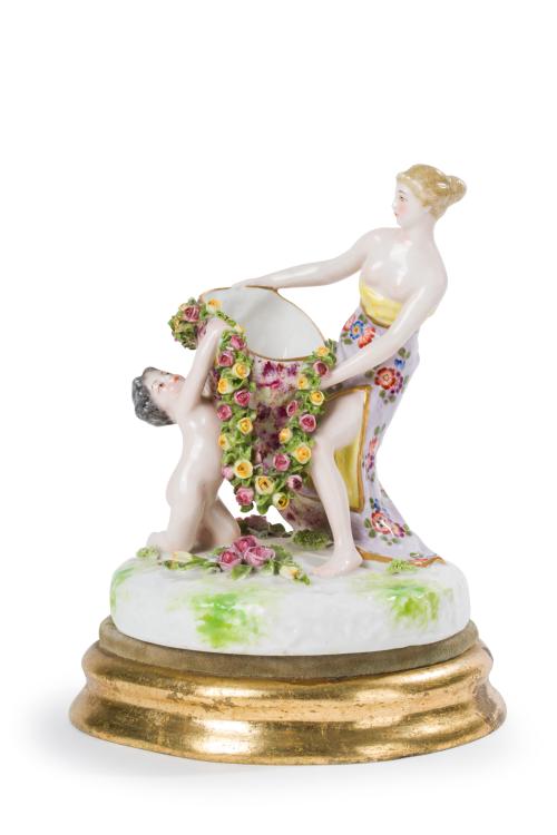 163 - <p><span class="object_title">ESCUELA FRANCESA, S. XX.<br/>Grupo en porcelana esmaltada de dama y niño con cesto de flores aplicadas. </span><br></p>