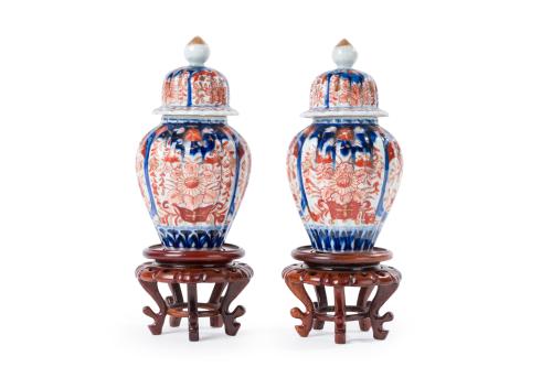 26 - <p><span class="object_title">Pareja de pequeños tibores con tapa en porcelana Imari, Japón, S. XX.</span><br></p>