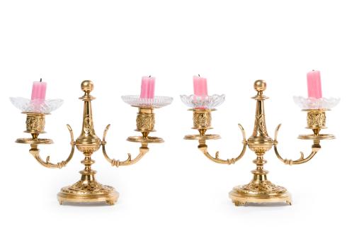 307 - <p><span class="object_title">Pareja de candelabros de dos luces en bronce dorado con platillos en cristal.</span><br></p>