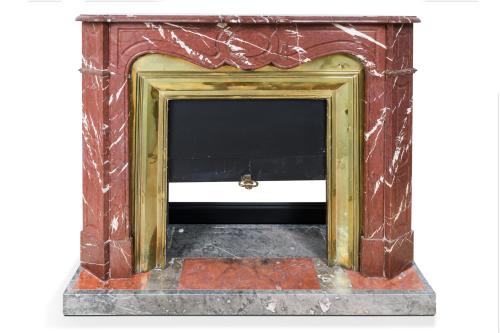 59 - <p><span class="object_title">Chimenea en mármol rojo jaspeado con el frente metálico en latón dorado.</span><br></p>