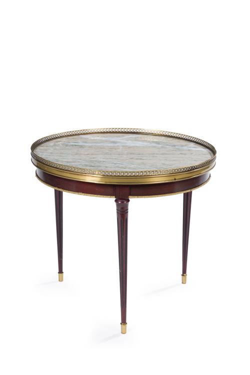 Mesita auxiliar circular de estilo Luis XVI en madera talla