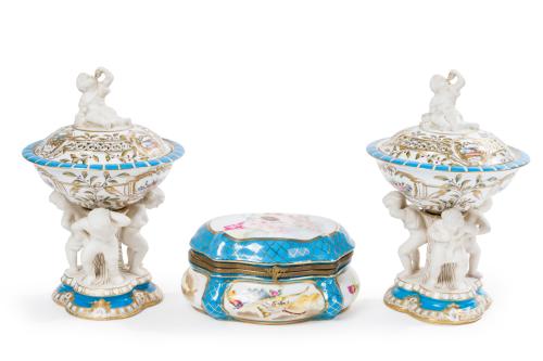 268 - <p><span class="object_title">Lote en porcelana de Meissen S. XX.<br/>Formado por: pareja de bomboneras y cajita en biscuit y porcelana esmaltada en azul y blanco con detalles en dorado y escenas esmaltadas.<br/></span><br></p>