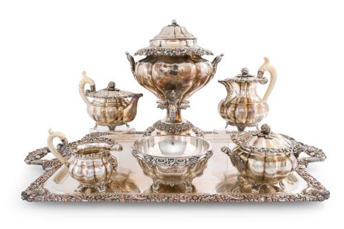 88 - <p><span class="object_title">JACQUES AGUSTIN GANDAIS, FRANCIA, C. 1830.<br/>Importante juego de café y té en plateado. Se compone de: gran samovar de cuerpo bulboso con patas de garra sobre bola, cafetera, tetera, azucarero, jarrita y cuenco. </span><br></p>