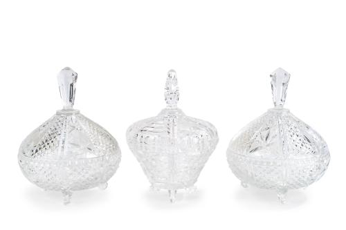 405   -  <p><span class="object_title">Lote de tres bomboneras en cristal europeo. Dos de ellas pareja. </span><br></p>