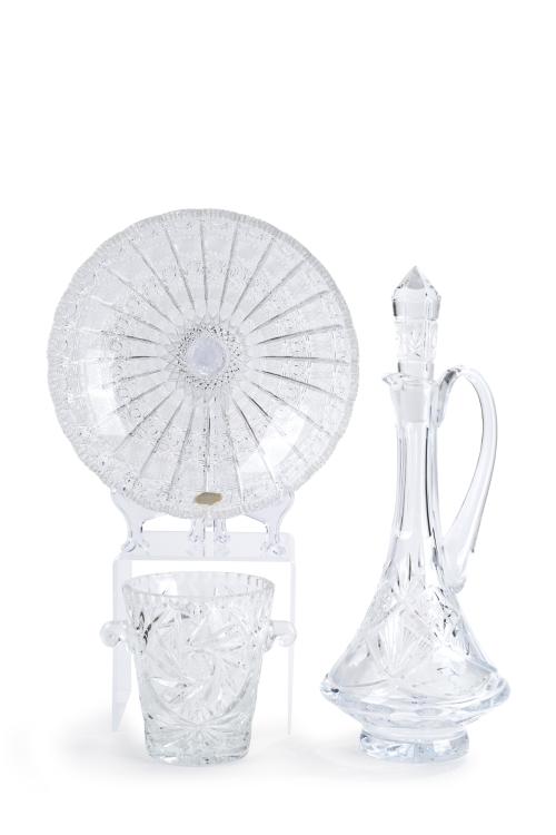304 - <p><span class="object_title">Lote en cristal europeo moldeado y tallado formado por: licorera, frutero de Bohemia y hielera. </span><br></p>