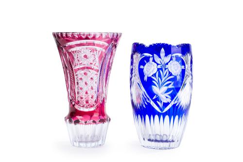 400   -  <p><span class="object_title">Lote formado por dos jarrones en cristal de Bohemia en colores rojo rubí, azul cobalto e incoloro. </span><br></p>