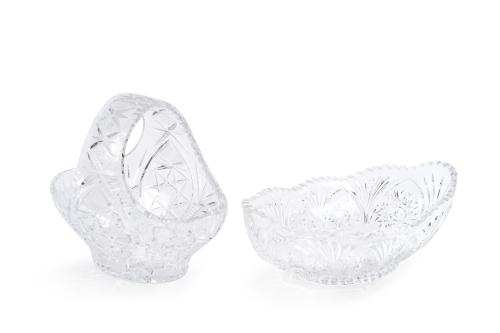 320 - <p><span class="object_title">Lote en cristal europeo moldeado y tallado a rueda formado por: centro oval y cesta.</span><br></p>