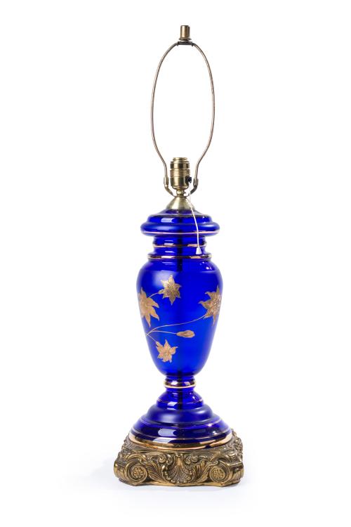 321 - <p><span class="object_title">Lámpara de sobremesa-quinqué en cristal de Bohemia azul con flores y filos en dorado.</span><br></p>