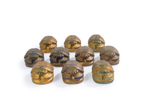 445   -  <p><span class="object_title">Conjunto de diez escarabeos egipceos dorados. </span><br></p>