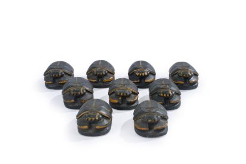 Conjunto de diez escarabeos egipceos en negro. 