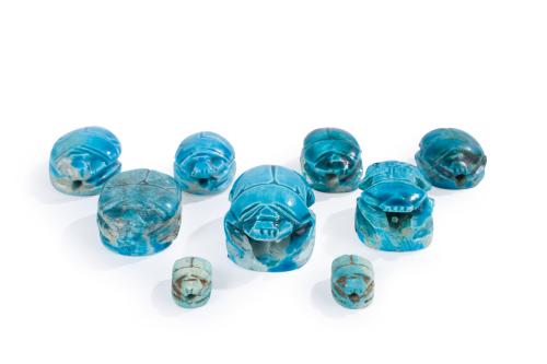 Conjunto de nueve escarabeos egipceos en fayenza color turq