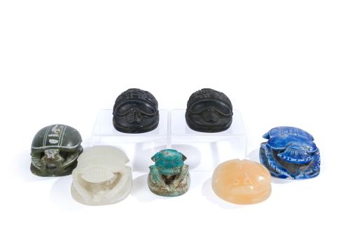 453 - <p><span class="object_title">Conjunto de siete escarabeos grandes de diferentes materiales en piedra y fayenza. </span><br></p>