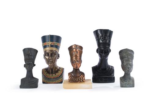 Cinco reproducciones de bustos de Nefertiti de diferentes t