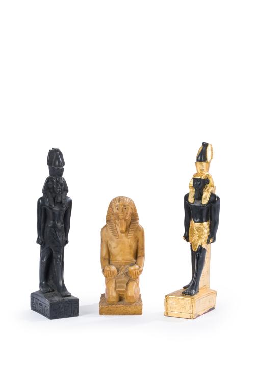 441 - <p><span class="object_title">Lote de pareja de faraones con las coronas del Alto y Bajo Egipto y figura oferente. </span><br></p>