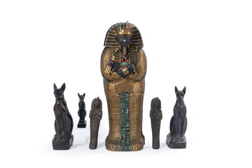 Lote egipcio formado por tres sarcófagos y tres figuras de 